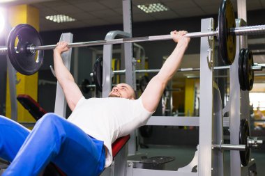 Fitness, atlet, vücut geliştirme ve insan kavramı - kas vücut geliştirmeci sıra sıkıştırma egzersiz