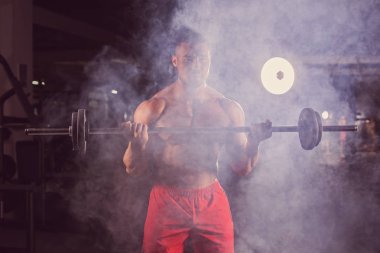 Yakışıklı güç halter atletik adamla. Altı paket, mükemmel abs, omuzlar, pazı, triceps ve göğüs ile güçlü vücut geliştirmeci