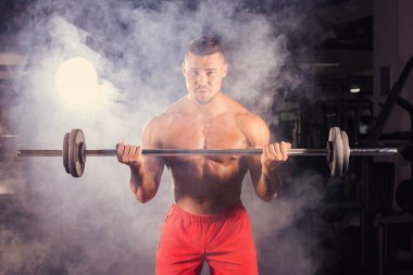 Yakışıklı güç halter atletik adamla. Altı paket, mükemmel abs, omuzlar, pazı, triceps ve göğüs ile güçlü vücut geliştirmeci