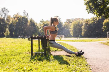 Uygun kadın parkta şınav.