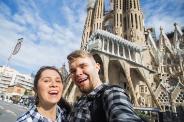 Seyahat, tatil ve insanlar kavramı - mutlu çift selfie fotoğrafta önünde Barcelona Sagrada Familia