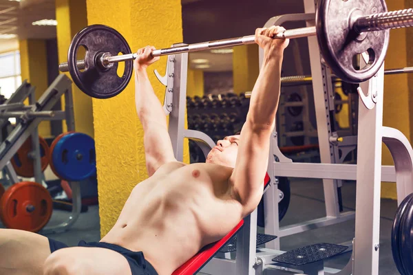 Fitness, Athlet, Bodybuilding und People-Konzept - muskulöses Bodybuilder Bankdrücken Workout — Stockfoto