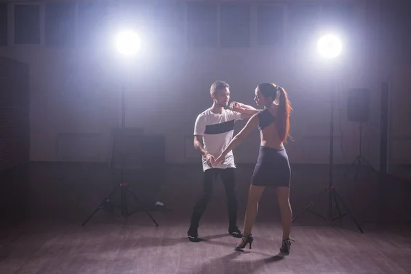 Jovem casal amor dançando social danse kizomba ou bachata . — Fotografia de Stock