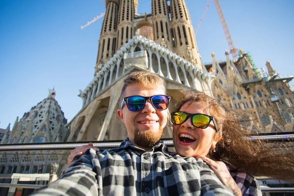 Seyahat, tatil ve insanlar kavramı - mutlu çift selfie fotoğrafta önünde Barcelona Sagrada Familia