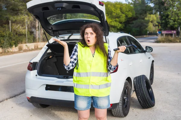 Una joven se sorprendió mucho cuando su coche se averió. — Foto de Stock