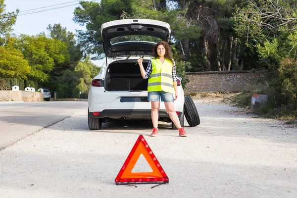 Rozbité auto. Znak trojúhelníku. Žena drží klíče — Stock fotografie