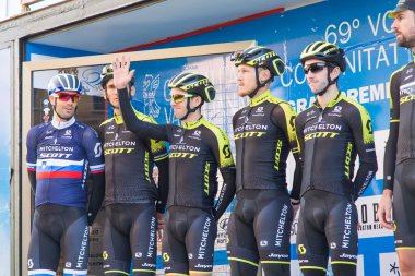 Oropesa Del Mar, İspanya - 31 Ocak 2018: bisikletçiler üzerinde 31 Ocak 2018 Oropesa Del Mar, İspanya La İspanya Bisiklet turu yarıştan önce sunumunu