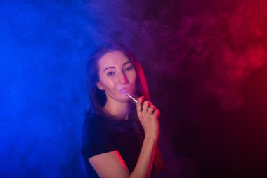 Genç kadın sigara vape veya e-sigara neon ışık