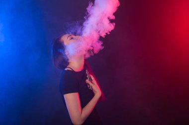 Renkli neon vape veya elektronik sigara duman kız portresi.