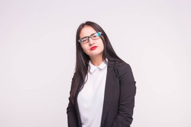 Beyaz arka plan üzerinde gözlük Studio ciddi esmer kız