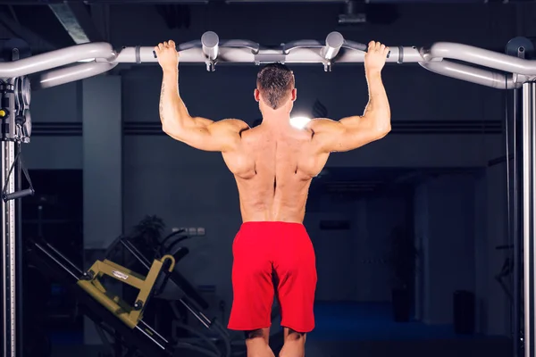 Handsome Muscular Man With Perfect Body Doing Pull Ups in gym — Stock Photo, Image