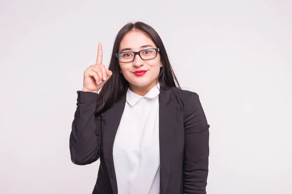 Chica morena divertida con una nueva idea con gafas sobre fondo blanco — Foto de Stock