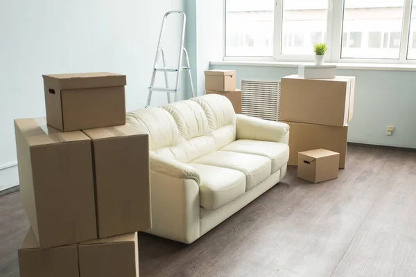 Heller Raum mit Sofa und Boxen, der für den Umzug vorbereitet ist. — Stockfoto