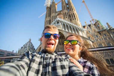 Seyahat, tatil ve insanlar kavramı - mutlu çift selfie fotoğrafta önünde Barcelona Sagrada Familia