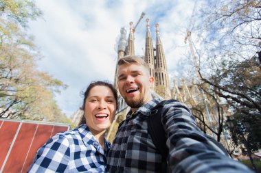 Seyahat, tatil ve insanlar kavramı - mutlu çift selfie fotoğrafta önünde Barcelona Sagrada Familia