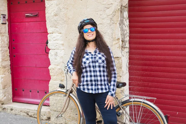 자전거와 화창한 거리에서 — 스톡 사진