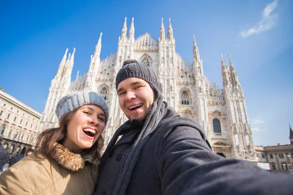 Milano Duomo Meydanı'nda kendi kendine portre çekici çift. Seyahat ve ilişki kavramı — Stok fotoğraf