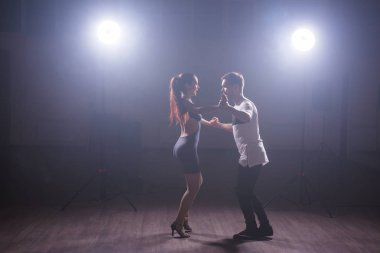 Aktif mutlu yetişkinler dans sınıfında birlikte dans ediyorlar.