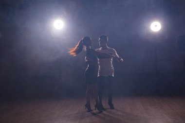 Genç çift dans sosyal danse kizomba veya bachata seviyorum.