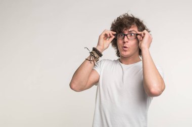 Sağlık, görme sorunları ve insan kavramı - öğrenci göz gözlük kopya alanı beyaz zemin üzerine adamım