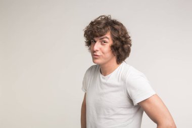 Beyaz arka plan kopya alanı ile eğleniyor şık yakışıklı genç