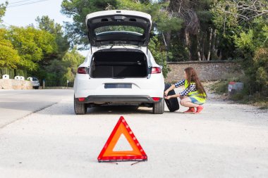 Kırık bir araba bir kaza ve bir kadın bir işareti sorun ne anlar.