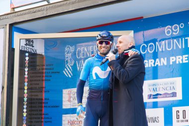 Oropesa Del Mar, İspanya - 31 Ocak 2018: bisikletçiler üzerinde 31 Ocak 2018 Oropesa Del Mar, İspanya La İspanya Bisiklet turu yarıştan önce sunumunu