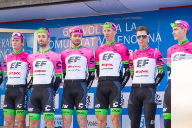 Oropesa Del Mar, İspanya - 31 Ocak 2018: bisikletçiler üzerinde 31 Ocak 2018 Oropesa Del Mar, İspanya La İspanya Bisiklet turu yarıştan önce sunumunu