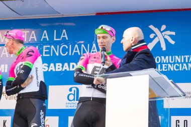 Oropesa Del Mar, İspanya - 31 Ocak 2018: bisikletçiler üzerinde 31 Ocak 2018 Oropesa Del Mar, İspanya La İspanya Bisiklet turu yarıştan önce sunumunu