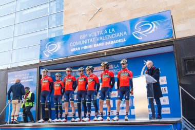 Oropesa Del Mar, İspanya - 31 Ocak 2018: bisikletçiler üzerinde 31 Ocak 2018 Oropesa Del Mar, İspanya La İspanya Bisiklet turu yarıştan önce sunumunu