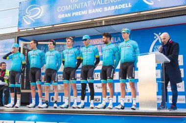 Oropesa Del Mar, İspanya - 31 Ocak 2018: bisikletçiler üzerinde 31 Ocak 2018 Oropesa Del Mar, İspanya La İspanya Bisiklet turu yarıştan önce sunumunu