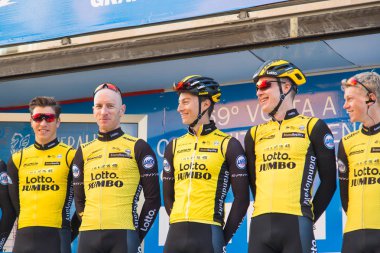 Oropesa Del Mar, İspanya - 31 Ocak 2018: bisikletçiler üzerinde 31 Ocak 2018 Oropesa Del Mar, İspanya La İspanya Bisiklet turu yarıştan önce sunumunu