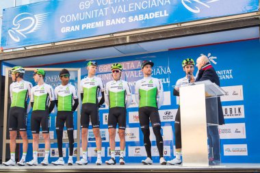 Oropesa Del Mar, İspanya - 31 Ocak 2018: bisikletçiler üzerinde 31 Ocak 2018 Oropesa Del Mar, İspanya La İspanya Bisiklet turu yarıştan önce sunumunu