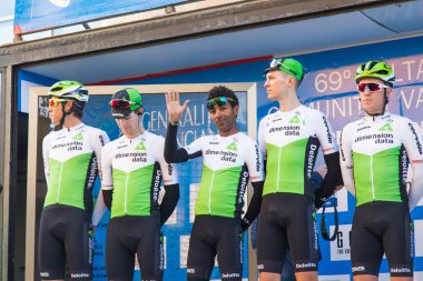 Oropesa Del Mar, İspanya - 31 Ocak 2018: bisikletçiler üzerinde 31 Ocak 2018 Oropesa Del Mar, İspanya La İspanya Bisiklet turu yarıştan önce sunumunu