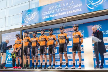 Oropesa Del Mar, İspanya - 31 Ocak 2018: bisikletçiler üzerinde 31 Ocak 2018 Oropesa Del Mar, İspanya La İspanya Bisiklet turu yarıştan önce sunumunu