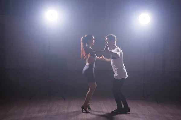 Ativo adultos felizes bachata dançando juntos na aula de dança — Fotografia de Stock