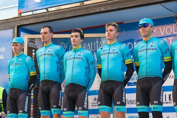 Oropesa Del Mar, İspanya - 31 Ocak 2018: bisikletçiler üzerinde 31 Ocak 2018 Oropesa Del Mar, İspanya La İspanya Bisiklet turu yarıştan önce sunumunu