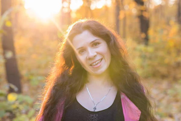 Otoño, naturaleza y concepto de personas - Retrato de una hermosa mujer sonriente en el parque — Foto de Stock