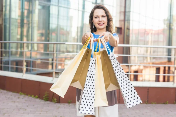 Felicità, consumismo, vendita e concetto di persone - donna con borse della spesa — Foto Stock