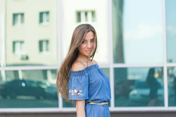 Schöne junge brünette Frau, die zur Seite schaut. Outdoor-Mode Porträt von Glamour stilvolle Dame. — Stockfoto