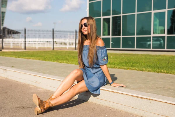 Chica sentada en la calle en el día de verano — Foto de Stock