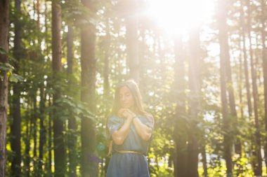 Doğa, yaz ve insanlar kavramı - ormandaki romantik genç kadın portresi