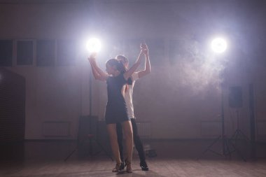 Genç çift Latin dans Bachata, merengue, salsa dans. Dans dersi iki zerafet poz