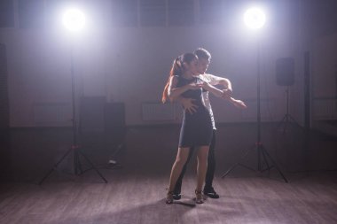 Genç çift dans sosyal danse kizomba veya bachata seviyorum.