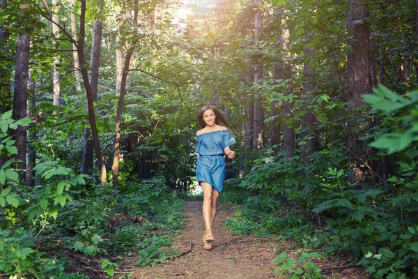Mulher Bonita Vestido Runing Floresta Verão — Fotografia de Stock