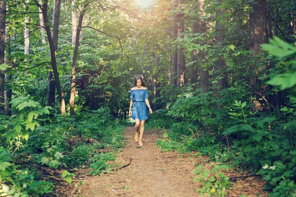 Natuur, mensen en lifestyle concept - mooie jonge vrouw in jurk runing in het forest van de zomer — Stockfoto