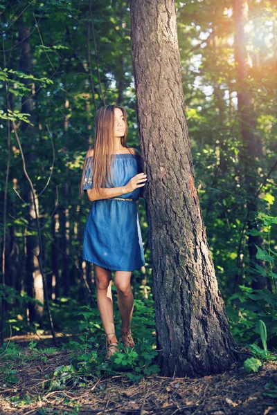 Concepto naturaleza, verano y gente - Mujer joven posando en bosque verde — Foto de Stock