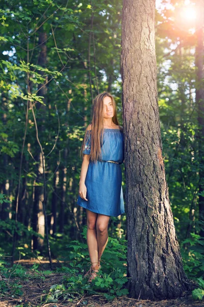 Концепция природы, лета и людей - Молодая женщина позирует в зеленом лесу — стоковое фото