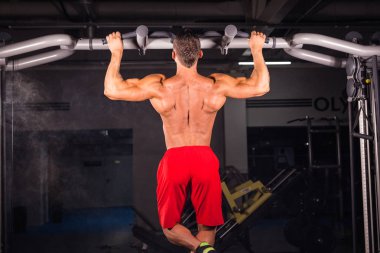 Yakışıklı kaslı adam ile mükemmel vücut yapıyor çekin Ups içinde jimnastik salonu