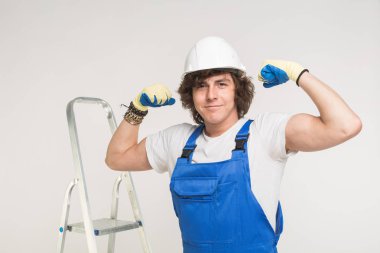 İnşaat, yapı ve işçi kavramı - beyaz erkek Oluşturucusu'nda beyaz kask güç gösterilen